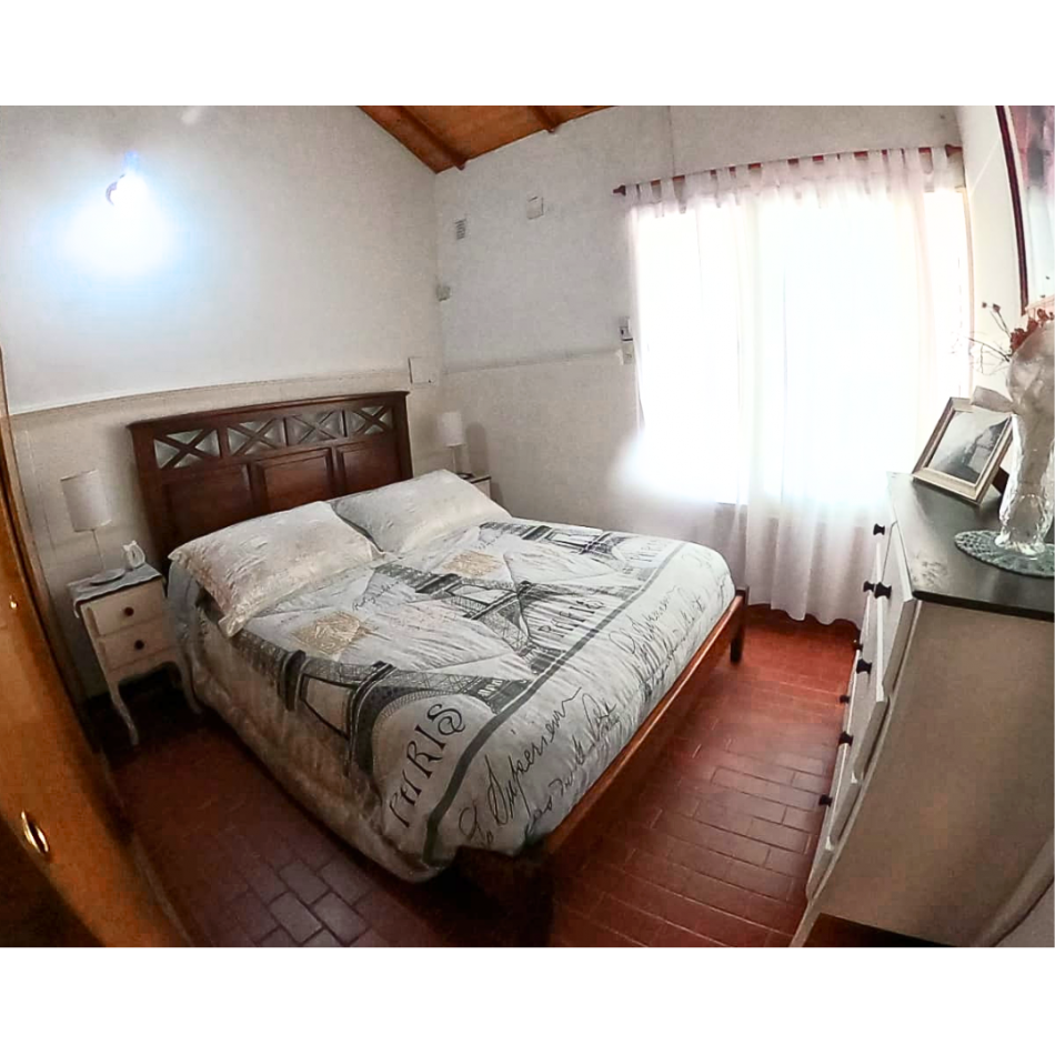 Hermosa Casa  de Tres dormitorios en Venta - calle Villa Tabossi 2270 