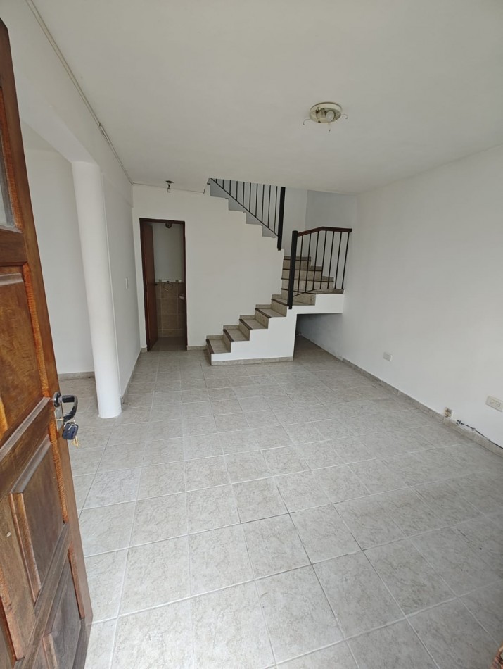 DUPLEX COMPLEJO INTERNO EN VENTA CALLE LAPRIDA AL 700