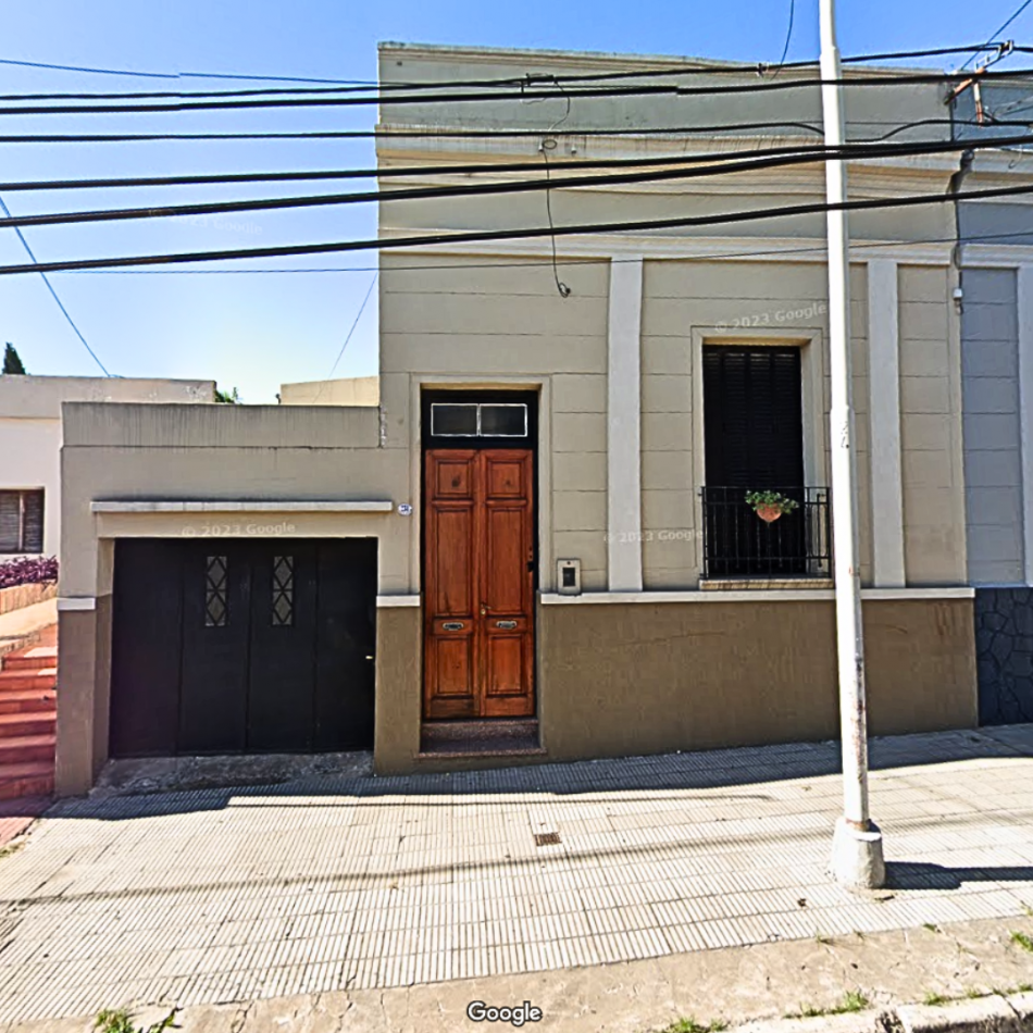 CASA CON UN GRAN TERRENO A PASOS DEL CENTRO PARA REMODELAR 