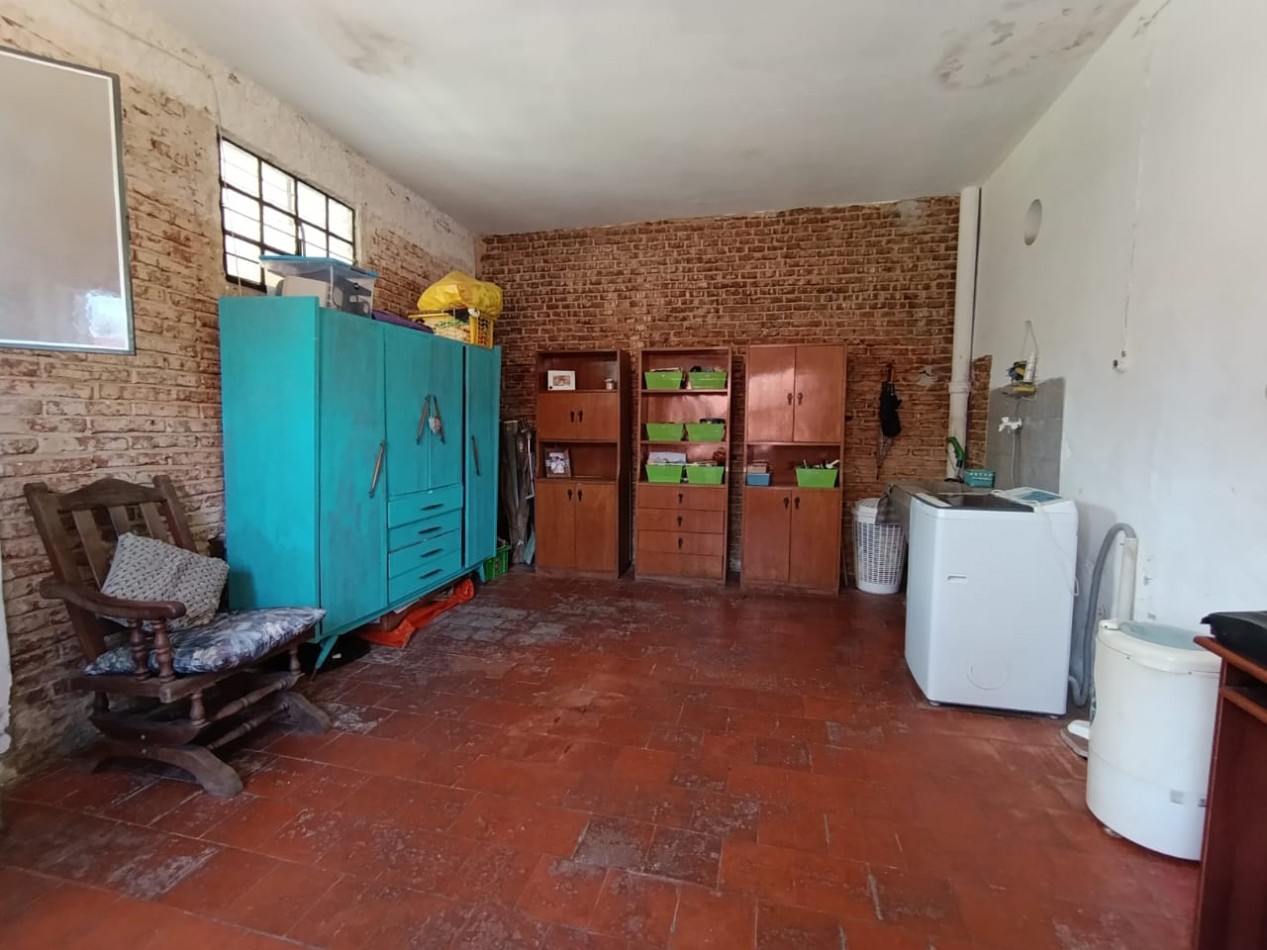 CASA CON UN GRAN TERRENO A PASOS DEL CENTRO PARA REMODELAR 