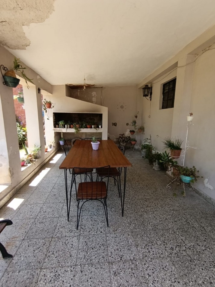 CASA CON UN GRAN TERRENO A PASOS DEL CENTRO PARA REMODELAR 