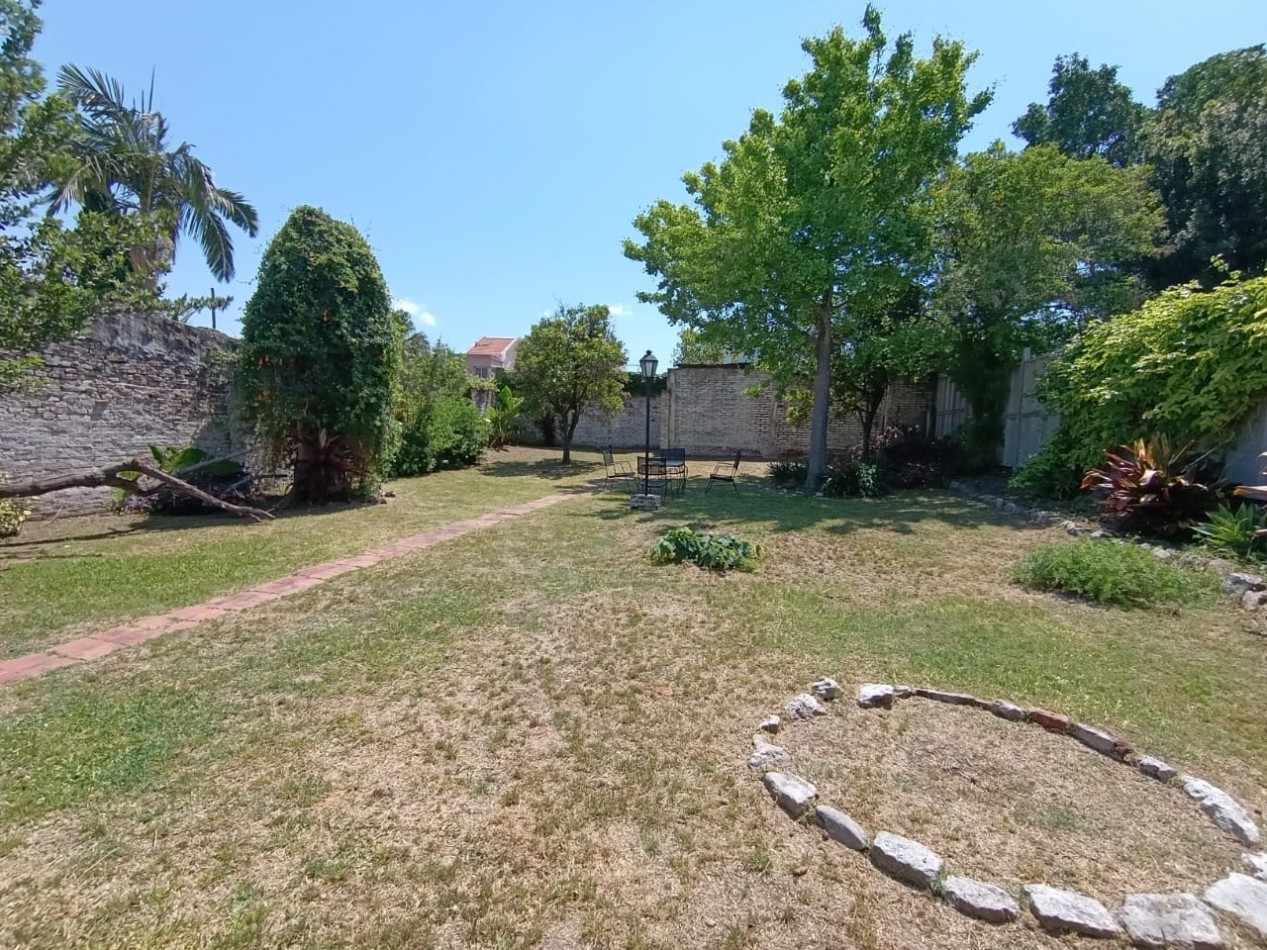 CASA CON UN GRAN TERRENO A PASOS DEL CENTRO PARA REMODELAR 