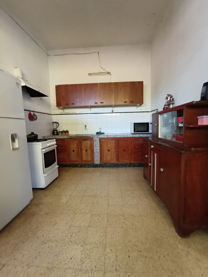 CASA CON UN GRAN TERRENO A PASOS DEL CENTRO PARA REMODELAR 