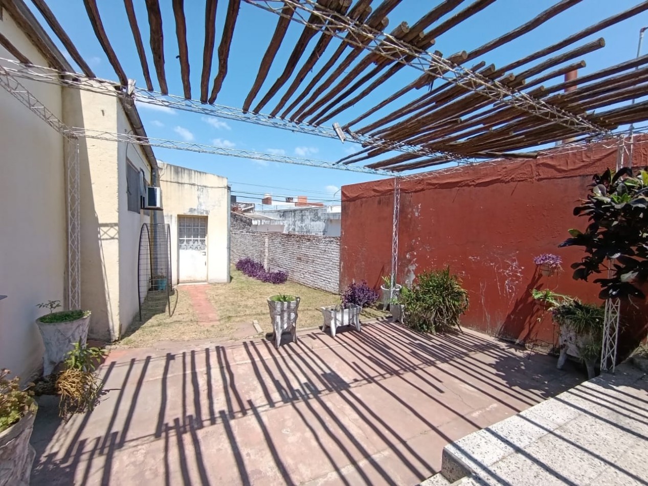 CASA CON UN GRAN TERRENO A PASOS DEL CENTRO PARA REMODELAR 